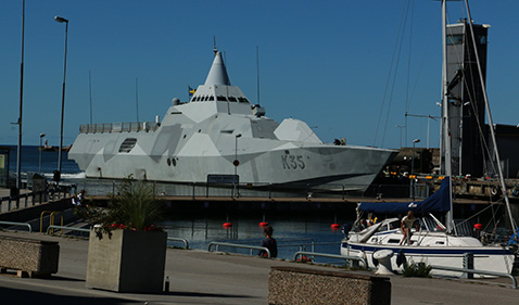 Gotland Visby Hafen mit Fregatte